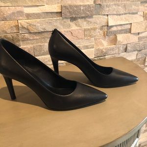 Michael Kors black pumps